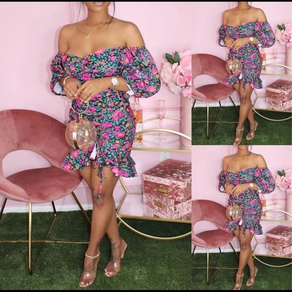 🔥Gorgeous Floral Mini🔥 - Picture 1 of 3